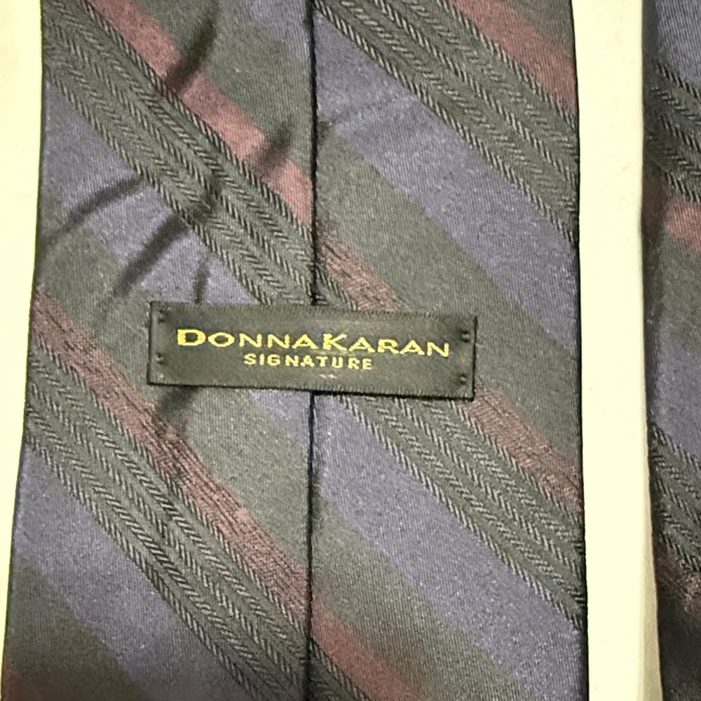 Donna Karan Elegant Black and Red Tie - Picture 2 of 3